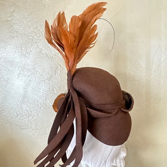 AMAZING 1940s\' BROWN FELT HAT - FEATHERED BRIM + TALL FEATHERS AND FELT STRIPS main image 7